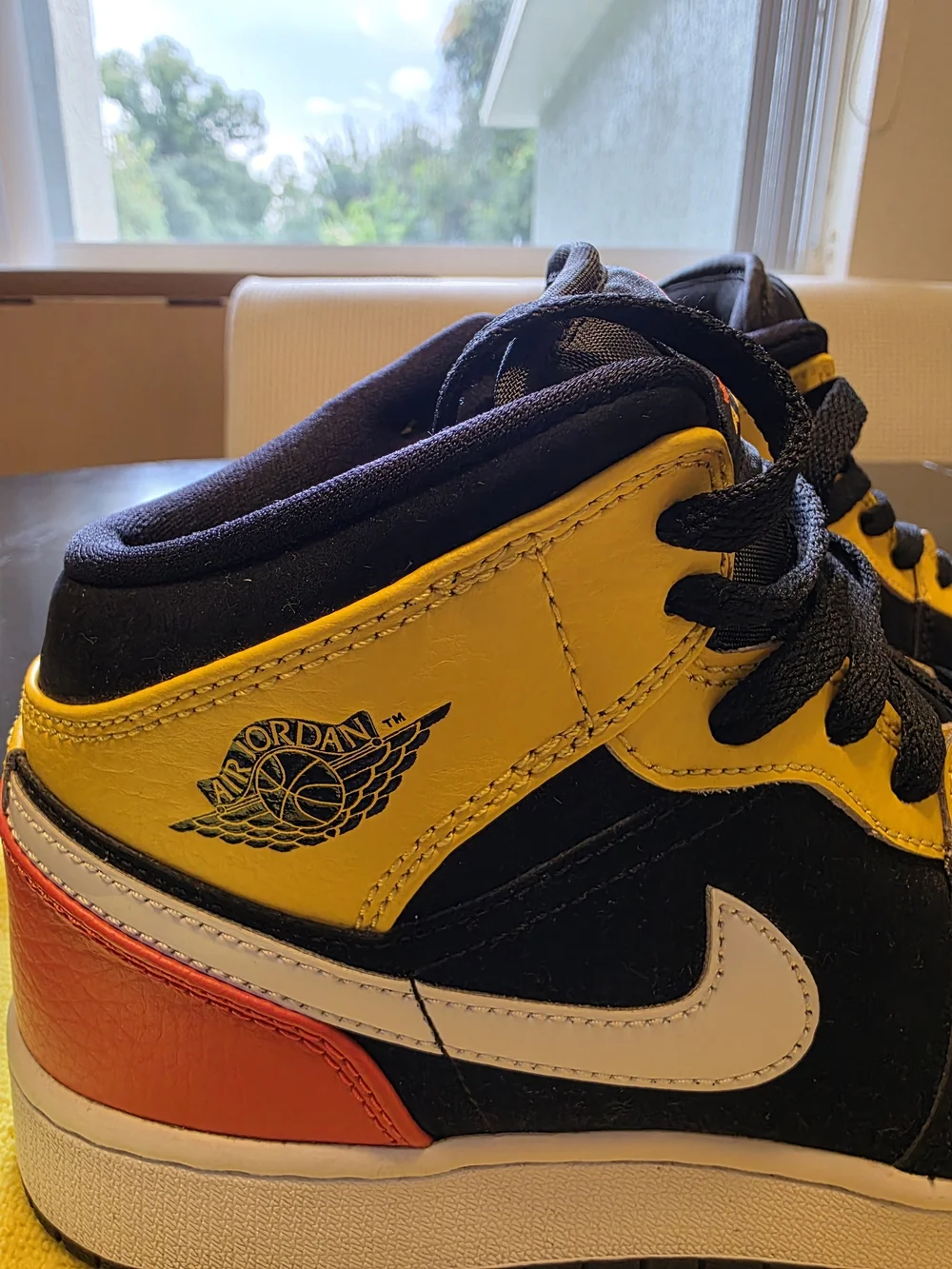 Air Jordan 1 Mid SE (GS) Black Amarillo Team Orange Boys Size 6 Very Nice Condit